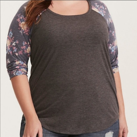 SOLD ✖️Torrid gray with floral sleeve baseball tee